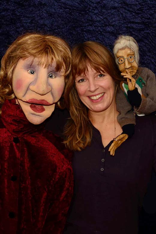 Pamela Fleck mit Puppen, groß