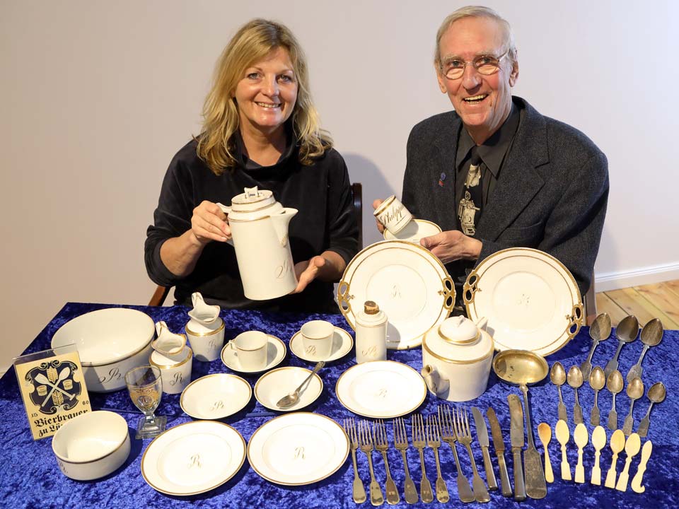 Museumsleiterin Heike Düselder und Karl-Eckhard Gieseking präsentieren das geschenkte Porzellan