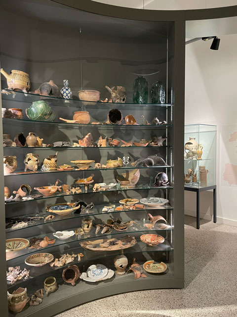 Bildmaterial (Foto: Museum Lüneburg): Ansicht von Kloakenfunden im Museum Lüneburg