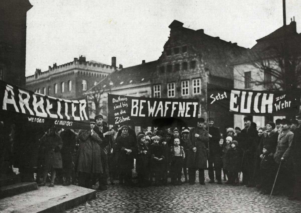 historisches Foto: Arbeiter auf dem Lüneburger Marktplatz protestieren gegen Nazis