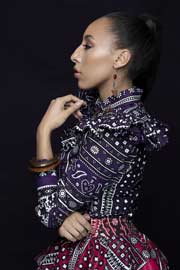 dunkelhäutige Frau in afrikanisch inspirierter Kleidung