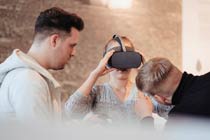 Einweisung in die Nutzung der VR-Brillen