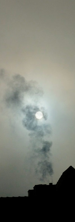 Rauch über Schornstein vor Sonne