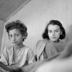 sw-Foto: zwei Kinder auf einem einfachen Bett