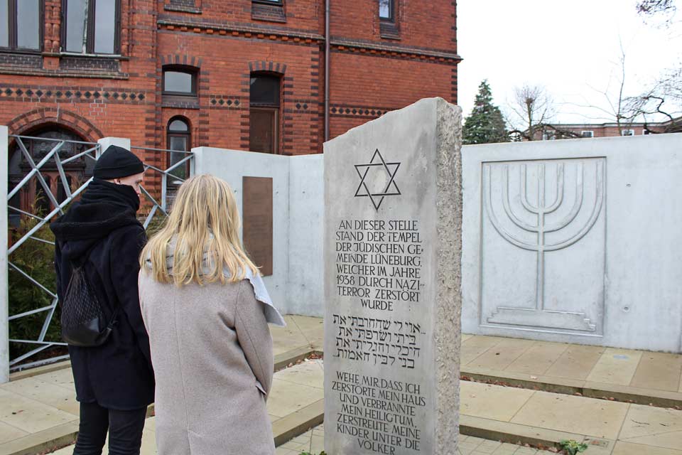 Besucher vor Synagogengedenkstätte, groß