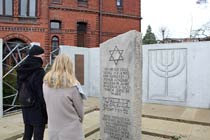 Besucher vor Synagogengedenkstätte