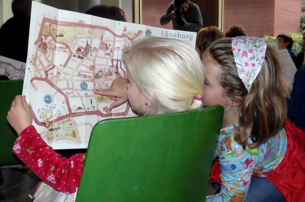 Kinder untersuchen den Stadtplan