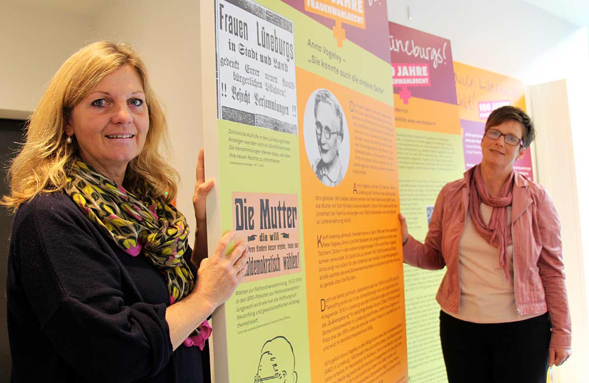 Dr. Heike Düselder und Maret Bening vor einer Ausstellungsstelltafel