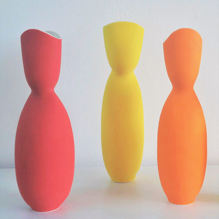 3 schlanke Vasen in Rot, Orange und Gelb, groß