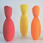 3 schlanke Vasen in Rot, Orange und Gelb