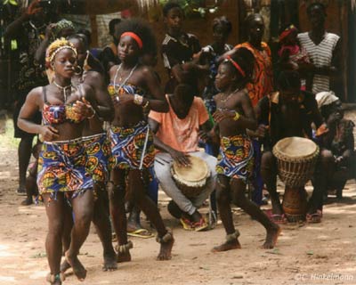 tanzende Schwarzafrikaner in traditioneller Kleidung