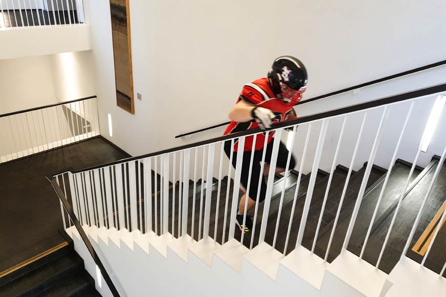 Footballspieler im Treppenhaus, groß