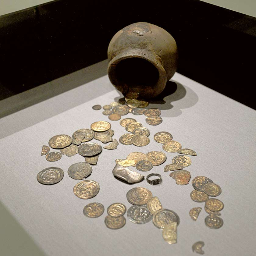 Münzschatz Bardowick, in einem Tontopf versteckte Godmünzen und Schmuck, groß