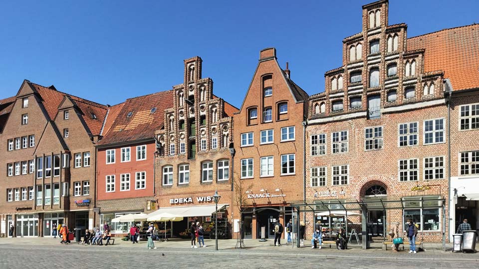 Lüneburger Häuserfronten am Platz 'Am Sande' heute, groß