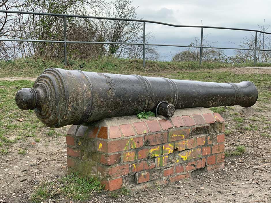 Kanone auf einem gemauerten Podest, wie sie heute auf dem Kalkberg steht