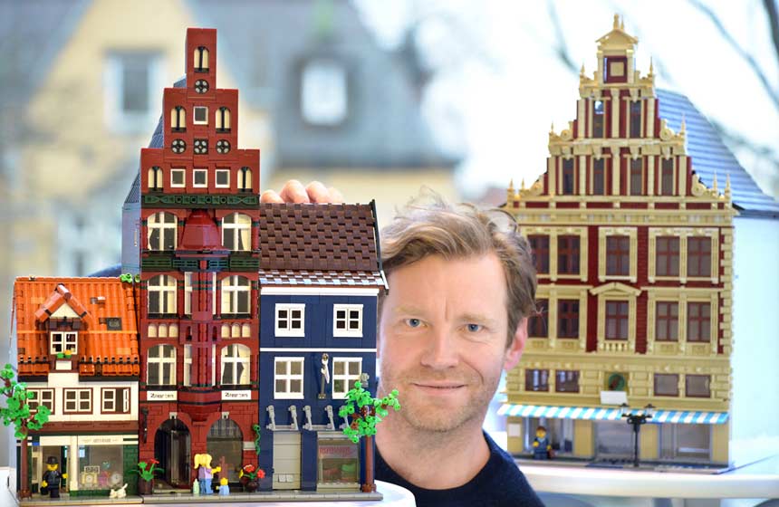 Benjamin Albrecht mit zwei Lüneburger Gebäudekomplexen