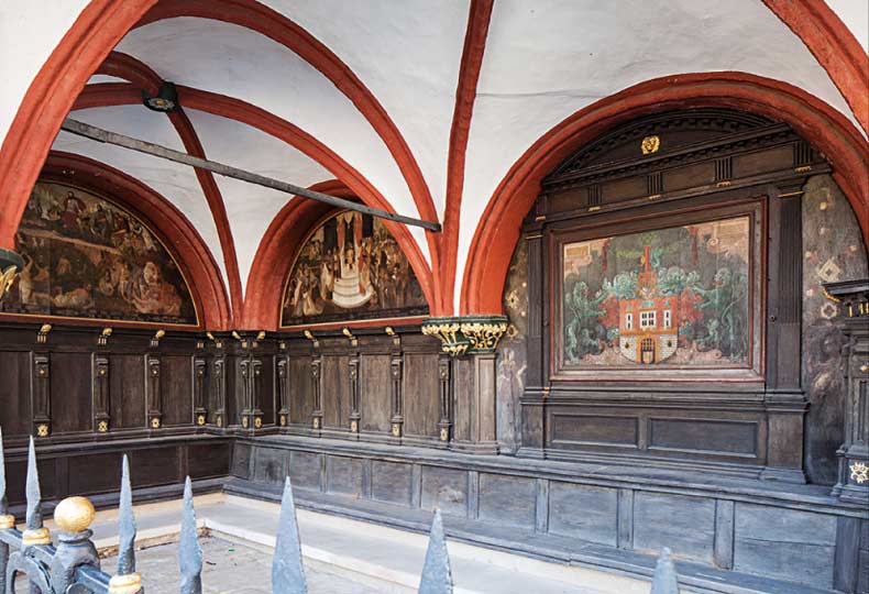 die frei am Marktplatz gelegene, reich ausgemalte Laube des Niedergerichts im Rathaus Lüneburg, groß