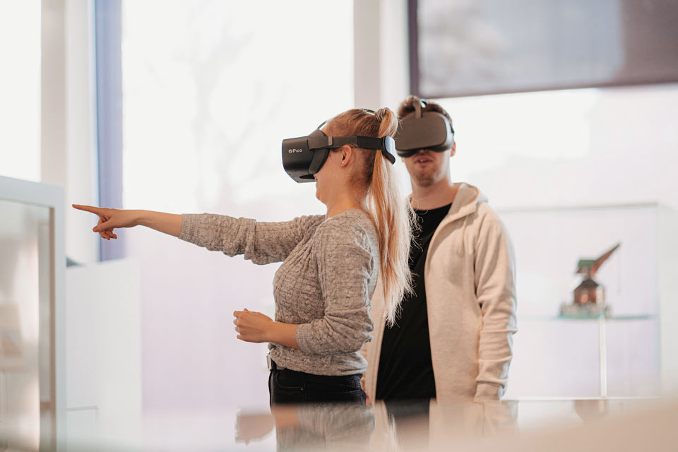 zwei Besucher mit VR-Brille