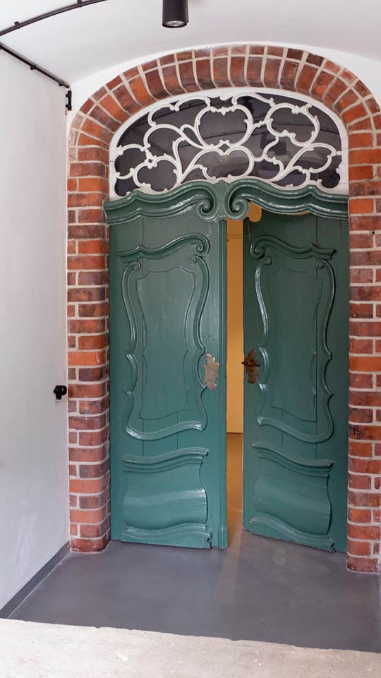 Alte Tür zum Hof, grün gestrichen, groß