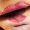 rote Lippen einer Stoffpuppe